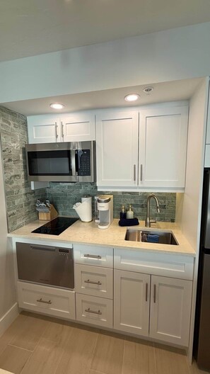 Réfrigérateur, micro-ondes, four, plaque de cuisson