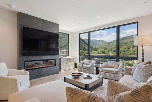 Una Smart TV, una chimenea
