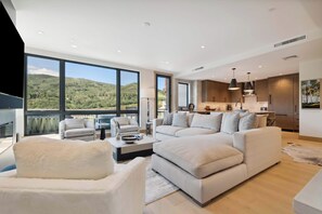 Smart TV, fireplace - One Riverfront Condo 400 (Avon)