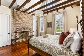 6 camere, una cassaforte in camera, una scrivania, ferro/asse da stiro