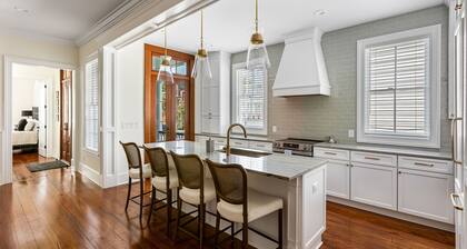 Beautiful, fully renovated 1811 historical home 2026 Carolopolis Award Recipient