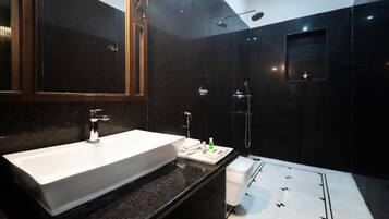 Superior tweepersoonskamer | Badkamer | Pantoffels