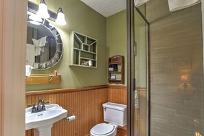 Douche, sèche-cheveux, serviettes fournies