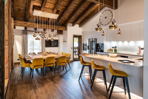 Dining - Wifi, resort center, 4th floor, balcony, fireplace or stove, parking, tv, 181m², Les Gets (Les Gets)