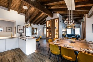 Dining - Wifi, resort center, 4th floor, balcony, fireplace or stove, parking, tv, 181m², Les Gets (Les Gets)