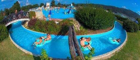 Inomhuspool och utomhuspool
