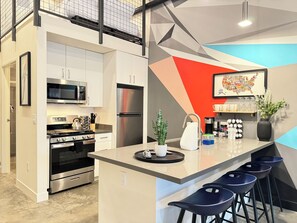 Microondas, horno, placa de cocina