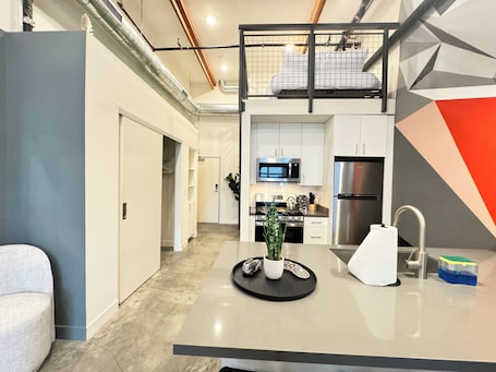 Microwave, oven, stovetop. Studio-style loft with Garage door only 6 miles from Disney!