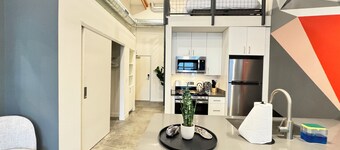 Studio-style loft with Garage door only 6 miles from Disney!