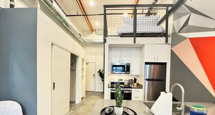 Studio-style loft with Garage door only 6 miles from Disney!