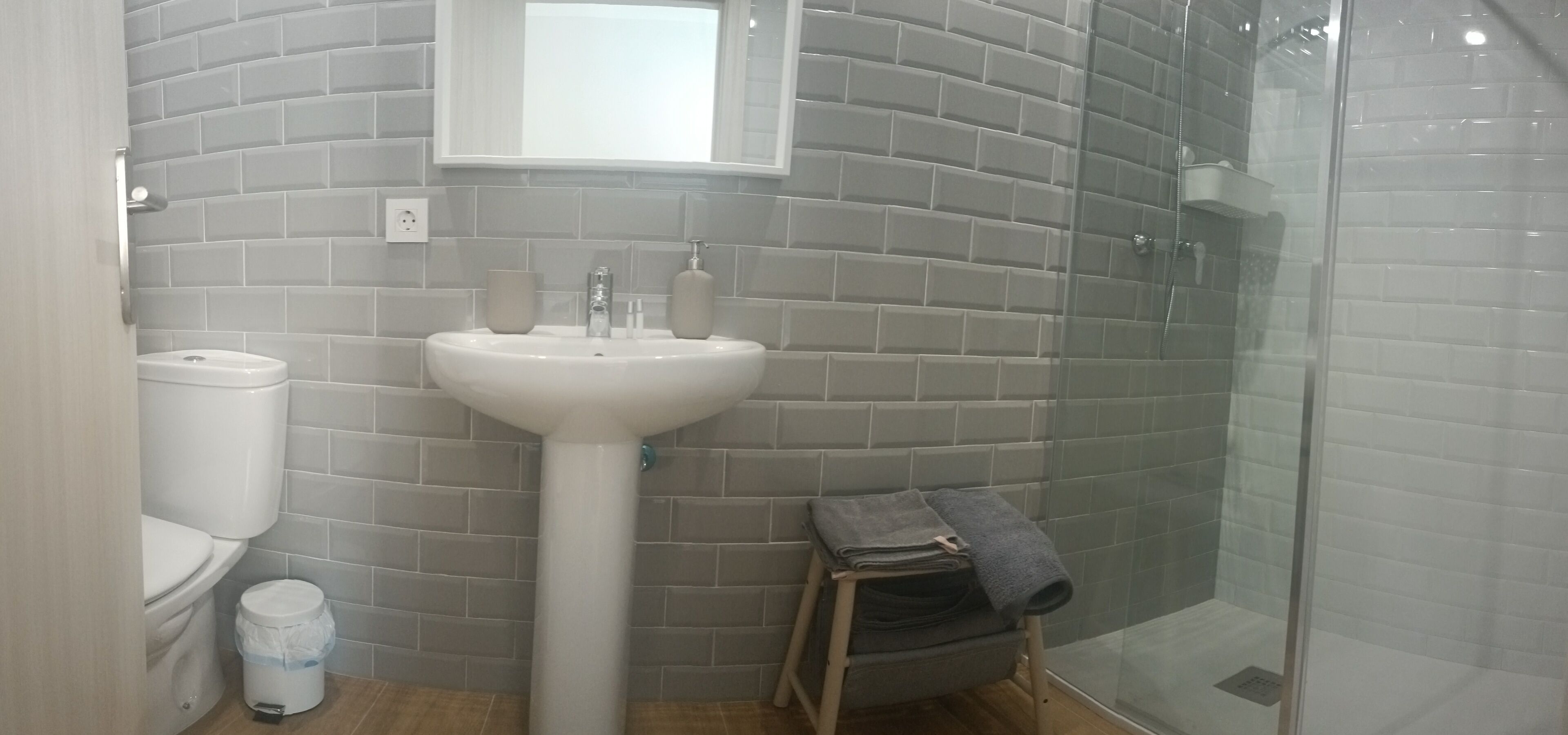 Een douche, een haardroger, handdoeken, zeep