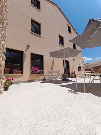 Outdoor dining. RURAL HOSTEL ON THE CAMINO DE SANTIAGO IDEAL FOR FAMILIES