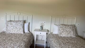 6 slaapkamers, een strijkplank/strijkijzer, wifi, beddengoed