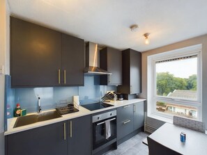 Een koelkast, een magnetron, een oven, een vaatwasser