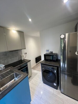Fridge, microwave, oven, stovetop - Franky’s Place (London)