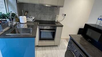 Een koelkast, een magnetron, een oven, een kookplaat