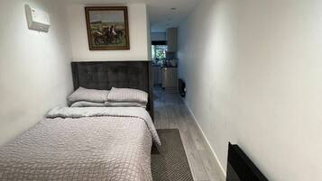 1 slaapkamer, een strijkplank/strijkijzer, gratis wifi, beddengoed