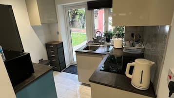 Een koelkast, een magnetron, een oven, een kookplaat