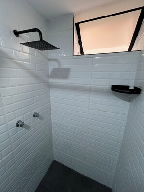 Dusche, Haartrockner, Handtücher, Seife