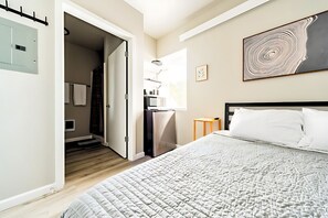 1 bedroom, free WiFi, bed sheets - Cozy Micro Suites: Sleeps 2, Minutes to Downtown (Tacoma)