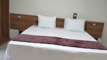 Minibar, desk, laptop workspace, free WiFi