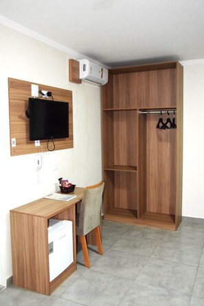 Habitació doble familiar | Minibar, escriptori i espai de treball apte per a portàtils 