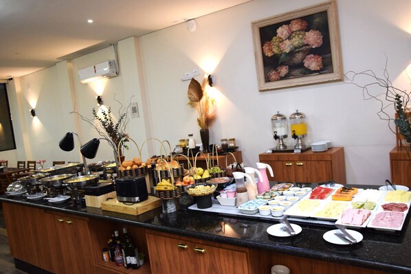 Free daily buffet breakfast - HOTEL INTERNACIONAL GUARULHOS (Guarulhos)