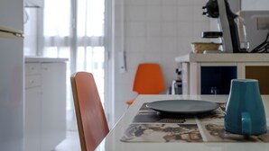A dining table with a placemat, a blue mug, and a chair. - Sabina House a 10-minute walk from the Sistine Chapel and St. Peter's. (Roma)