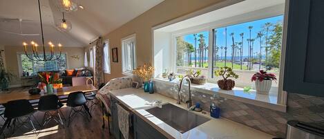 ثلاجة، ميكروويف، فرن، موقد طهي مسطح