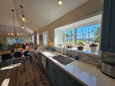 Oceanfront Condo Steps from the Beach w/Unobstructed Beach/Pier/Island Views