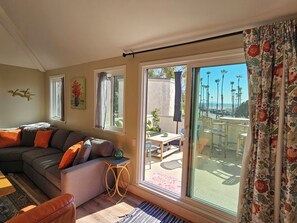 Smart TV, chimenea, reproductor de DVD y futbolito 