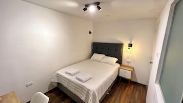 1 habitación, escritorio, wifi gratis y ropa de cama