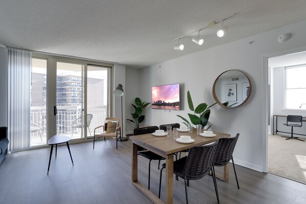 Apartment, Blick auf den Innenhof | Essbereich im Zimmer