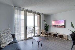 Apartment, Blick auf den Innenhof | Wohnbereich | 50-Zoll-Smart-TV mit Kabelempfang