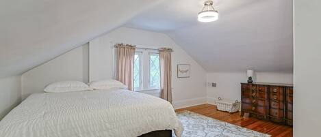 6 bedrooms, desk, iron/ironing board, WiFi
