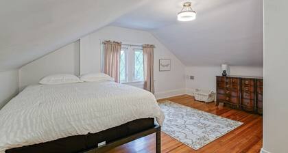 Massive 6 bedroom home in a great neighborhood!