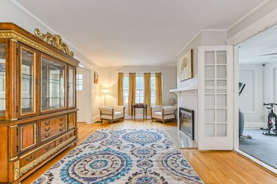 Massive 6 bedroom home in a great neighborhood!