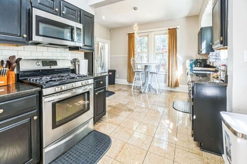 Massive 6 bedroom home in a great neighborhood!