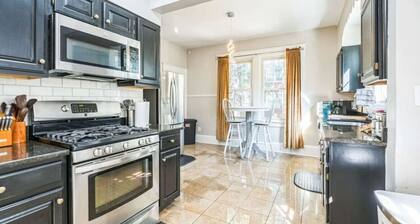 Massive 6 bedroom home in a great neighborhood!