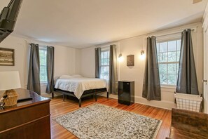 6 bedrooms, desk, iron/ironing board, WiFi