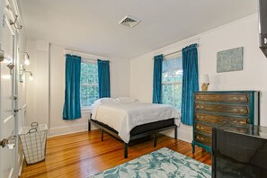 6 bedrooms, desk, iron/ironing board, WiFi