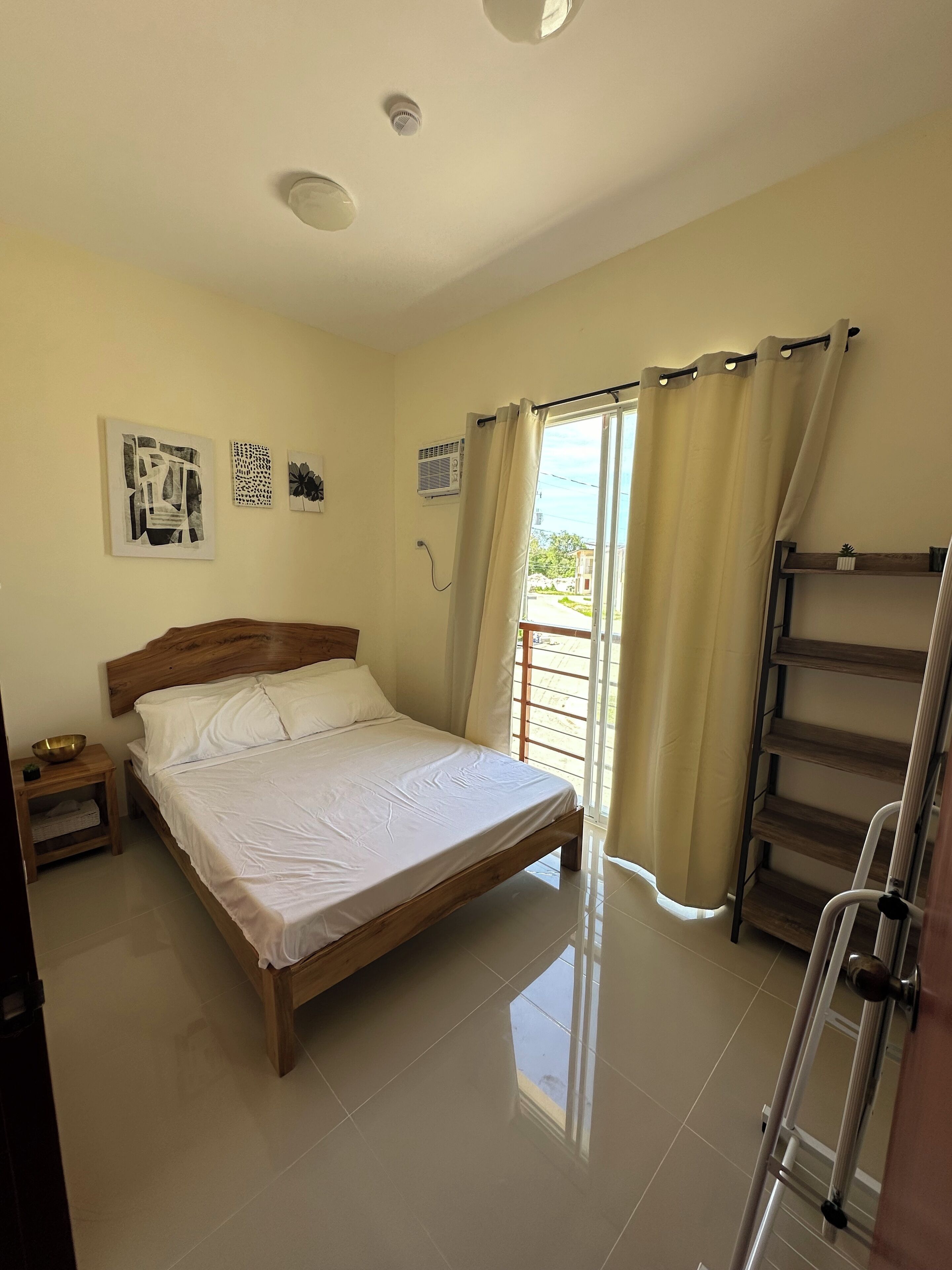 3 bedrooms, iron/ironing board, internet, bed sheets