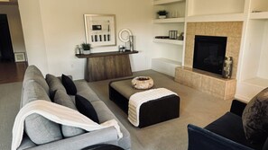 Smart-TV, Kamin, Bücher