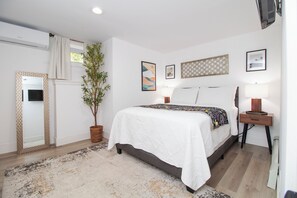2 habitaciones, escritorio y tabla de planchar con plancha 