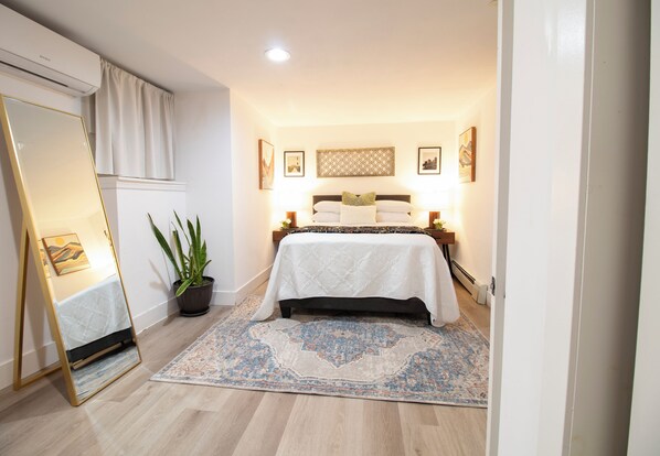 2 chambres, bureau, fer et planche à repasser, lit de bébé portatif