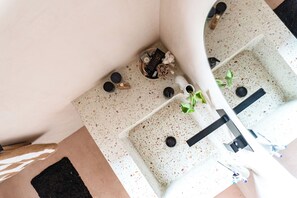 Douche, articles de toilette écologiques, serviettes fournies, savon