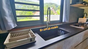 Frigorífico, microondas, horno y cafetera o tetera