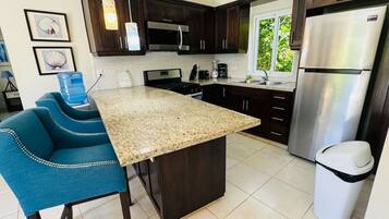Refrigerador, microondas, horno, placa de cocina