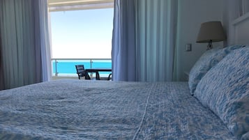 2 bedrooms, desk, WiFi