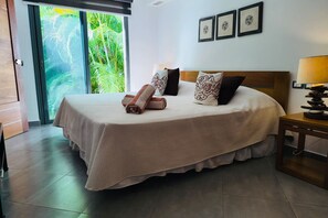 1 bedroom, desk, WiFi